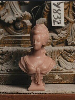 Cire Trudon Marie Antoinette bust candle in rose